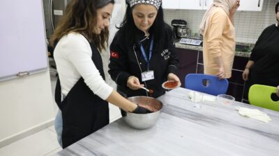 Ramazan’a özel Eyüp güveci atölyesi Eyüpsultan Sanat ve Meslek Eğitim Kursları’nda (ESMEK) kursiyerlere, Ramazan ayı