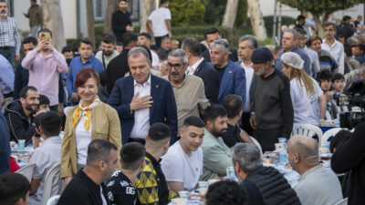 BAŞKAN SEÇER, AKDENİZ İLÇESİNDE VATANDAŞLARLA İFTAR GERÇEKLEŞTİRDİ SEÇER: “ÜZÜNTÜLERİ PAYLAŞARAK AZALTALIM, MUTLULUĞUMUZU DA PAYLAŞARAK ÇOĞALTALIM” “NERENİN NE