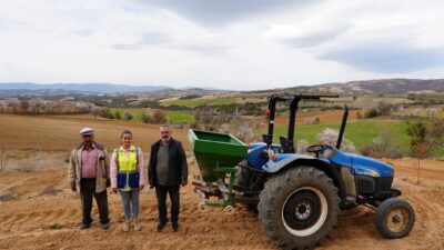 Denizli’de çiftçinin yüzü Büyükşehirle gülüyor Denizli Büyükşehir Belediyesi, kırsal kesimde yaşayan vatandaşların desteklenmesi, tarımda verimliliğin