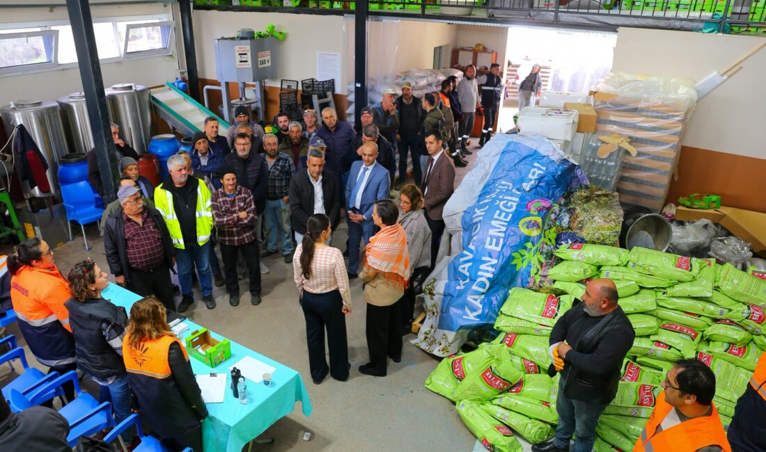 200 Çiftçiye 53 Ton Gübre ve Bordo Bulamacı Dağıtıldı Karabağlar