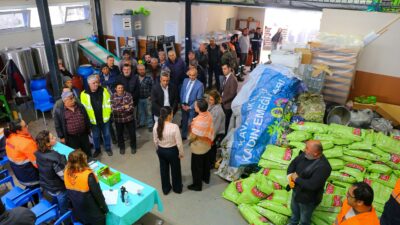 200 Çiftçiye 53 Ton Gübre ve Bordo Bulamacı Dağıtıldı Karabağlar