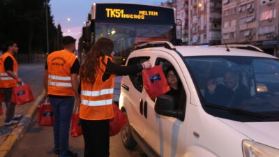 Kepez’den trafikteki vatandaşlara iftariyelik ikramı Kepez Belediyesi, Ramazan ayının manevi atmosferini paylaşmak ve iftara yetişemeyenlere