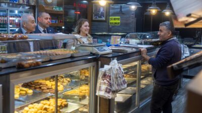 Konak’ta ilk iftar: Başkan Mutlu’dan dayanışma vurgusu Ramazan ayının başlamasıyla birlikte Konak’ta ilk iftar sofrası Murat Reis