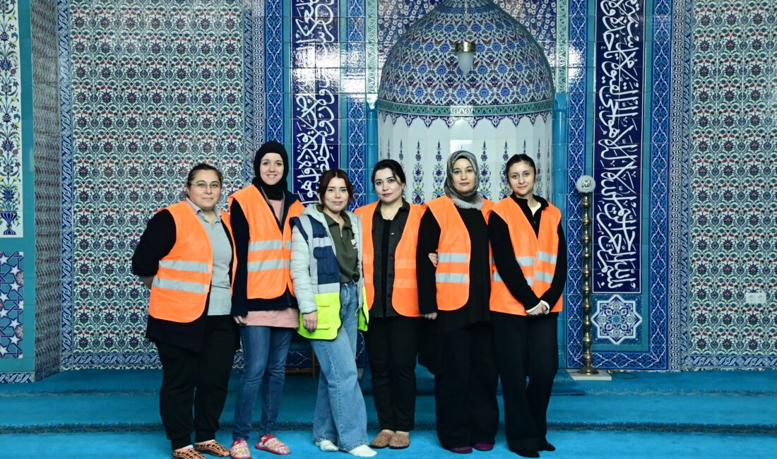 Karabağlar Belediyesi, ilçede bulunan camileri hafta boyu temizleyerek, Ramazan Ayı’nda