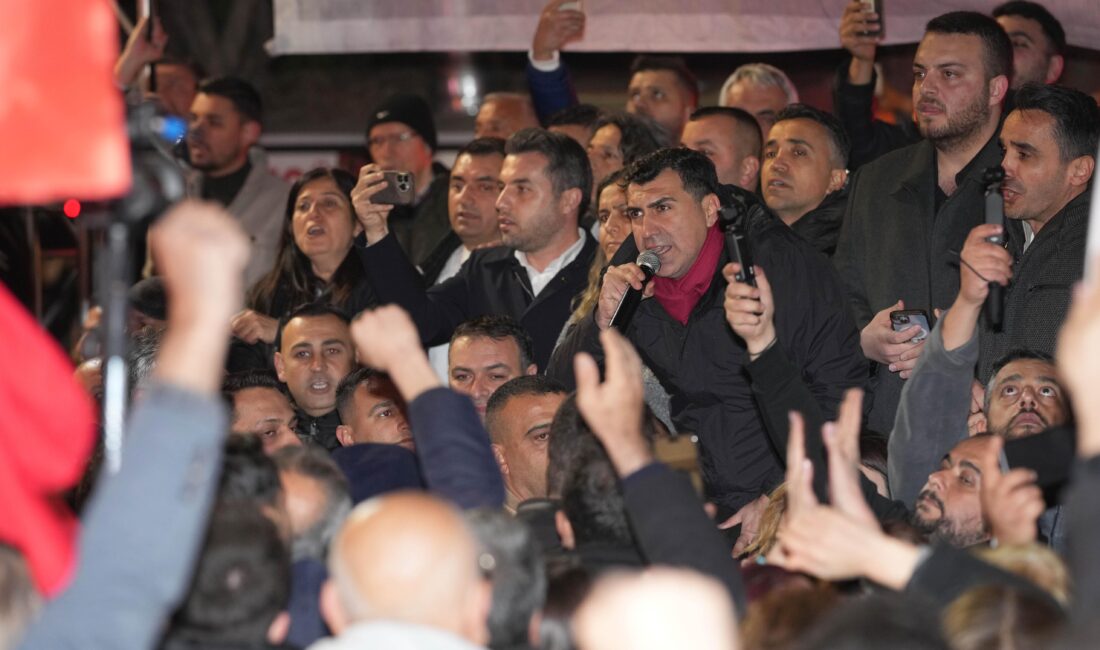 Adana’da on binlerce yurttaş Ekrem İmamoğlu’na destek olmak için alanlara