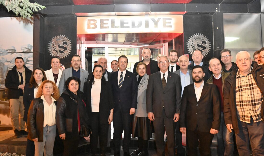 Balıkesir Büyükşehir Belediye Başkanı Ahmet Akın, Erdek’te düzenlenen iftar yemeğine
