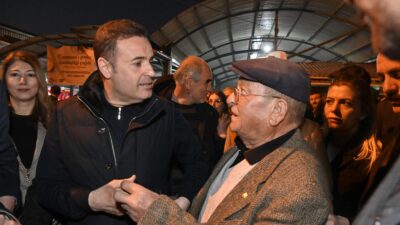 Bigadiç, Başkan Akın’ı bağrına bastı Balıkesir Büyükşehir Belediyesi’nin Bigadiç’te düzenlediği iftar programında vatandaşların yoğun ilgisi