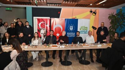 Başkan Bozbey, sahuru gençlerle yaptı Bursa Büyükşehir Belediye Başkanı Mustafa Bozbey, eşi Seden Bozbey ile