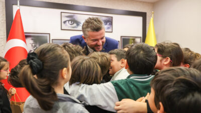 Buca Belediye Başkanı Mimar Görkem Duman,  Bucalı minik öğrencileri makamında