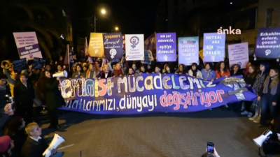 Kadınlar, Beyoğlu kaymakamlığı’nın bir dizi yasak kararını uyguladığı Taksim’de Sıraselviler