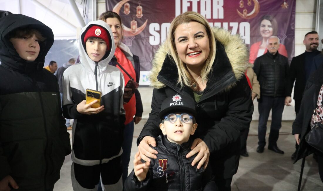 İzmit Belediye Başkanı Fatma Kaplan Hürriyet, Ayazma Mahallesinde düzenlenen Halk