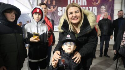 İzmit Belediye Başkanı Fatma Kaplan Hürriyet, Ayazma Mahallesinde düzenlenen Halk