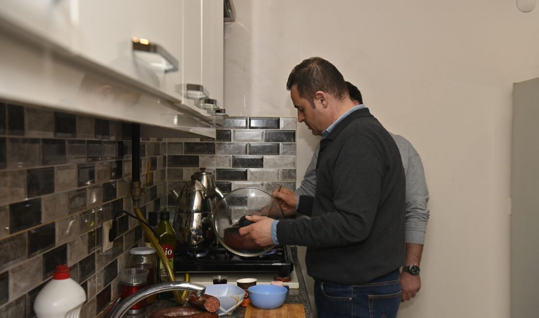 Gençlerin Başkanı, öğrencilerin sofrasında Balıkesir Büyükşehir Belediye Başkanı Ahmet Akın,