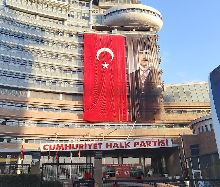  CHP Genel Başkanı Özgür Özel’in, partiyi 6 Nisan’da Olağanüstü Kurultay’a