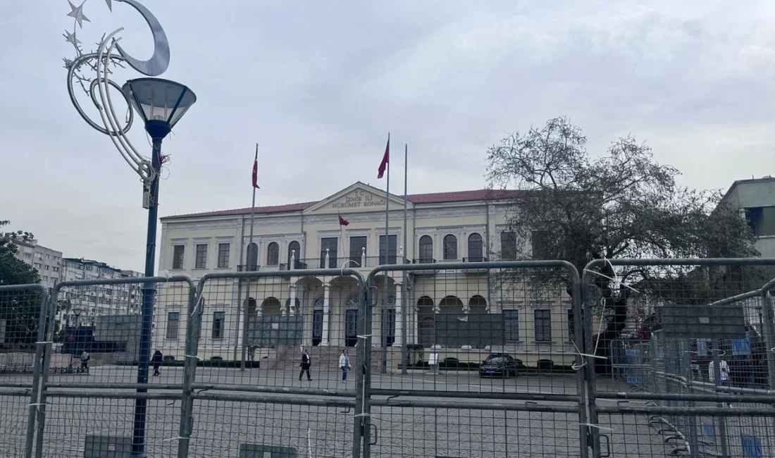 19 Mart’ta tutuklanan Ekrem İmamoğlu’na destek için İzmir’de düzenlenen eylemler,