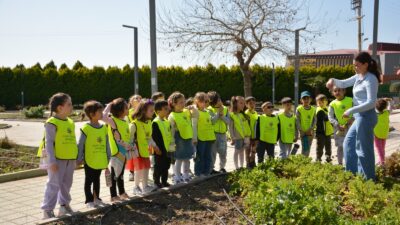 BAÇEM’de öğrencilerle uygulamalı bitki dersi Balıkesir Büyükşehir Belediyesi’ne bağlı Balıkesir Çiftçi Eğitim Merkezi (BAÇEM) Yıldız
