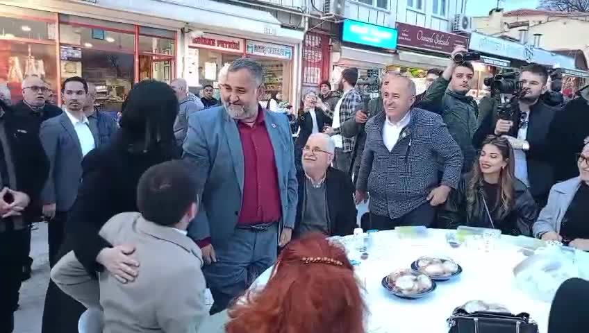 Edirne Belediyesi tarafından Kadir Gecesi dolayısıyla iftar programı düzenlendi.  Edirne