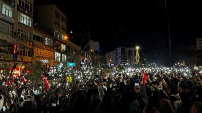 İBB Başkanı Ekrem İmamoğlu’nun gözaltına alınmasını protesto eden İzmirli öğrenciler,