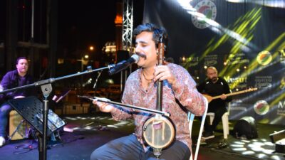 Kepez Belediyesi, Kent Meydanı’nda düzenlenen Ramazan etkinliklerinde Antalyalıları Burdur’un ezgileriyle