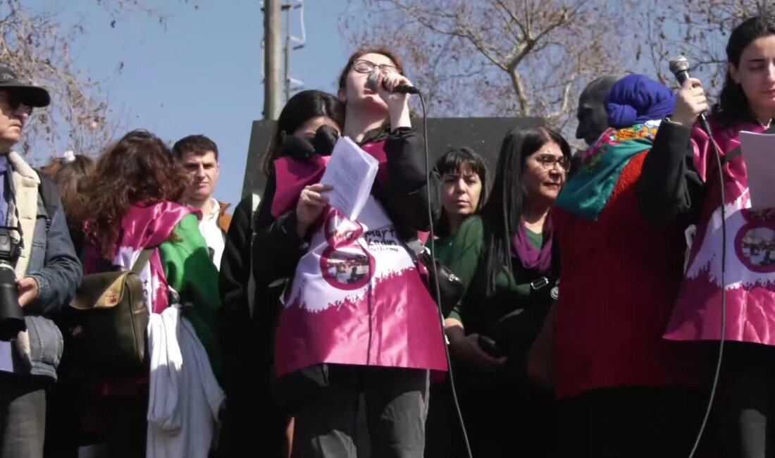  8 Mart Dünya Kadınlar Günü nedeniyle Kadıköy İskele’de buluşan kadınlar