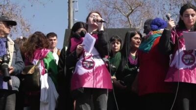  8 Mart Dünya Kadınlar Günü nedeniyle Kadıköy İskele’de buluşan kadınlar