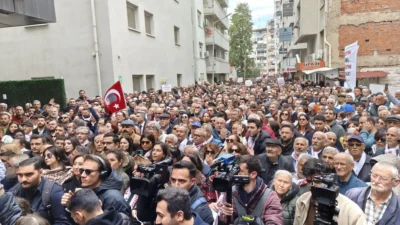 İmamoğlu’nun gözaltına alınmasına İzmir’de protesto! İBB Başkanı Ekrem İmamoğlu’nun gözaltına alınması İzmir’de protesto ediliyor. İstanbul