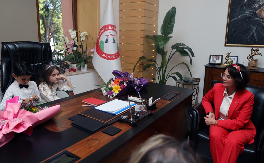 Menteşe Belediyesi Minik Başkanlara Emanet Menteşe Belediye Başkanı Gonca Köksal Aras, 23 Nisan Ulusal Egemenlik