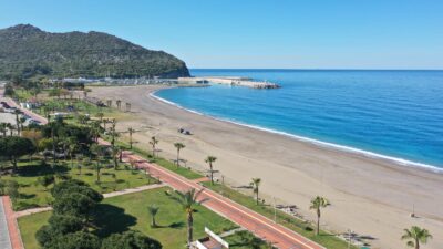 Gazipaşa Belediyesi, yaz sezonunun yaklaşmasıyla birlikte ilçede bulunan sahillerde temizlik