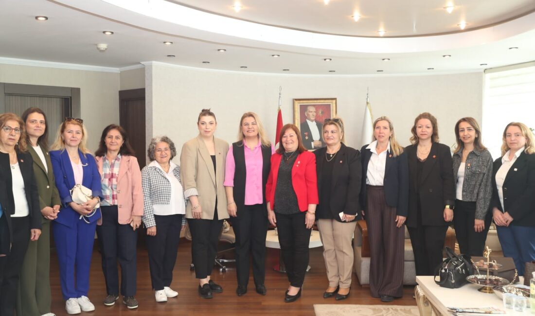 İzmit Belediye Başkanı Fatma Kaplan Hürriyet’i ziyaret eden CHP Kocaeli