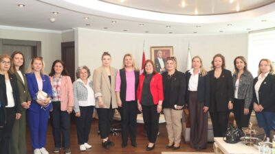 İzmit Belediye Başkanı Fatma Kaplan Hürriyet’i ziyaret eden CHP Kocaeli