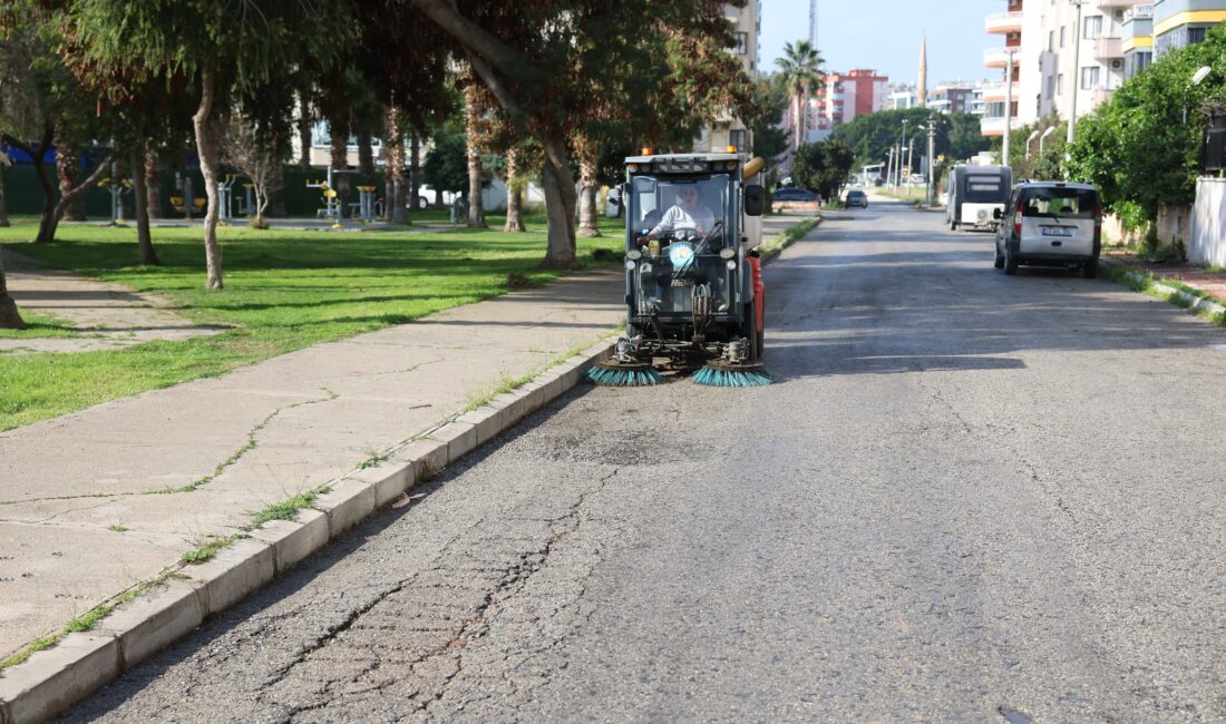 Mezitli Belediyesi, saha mesaisine ara vermeden devam ediyor. Yol bakım
