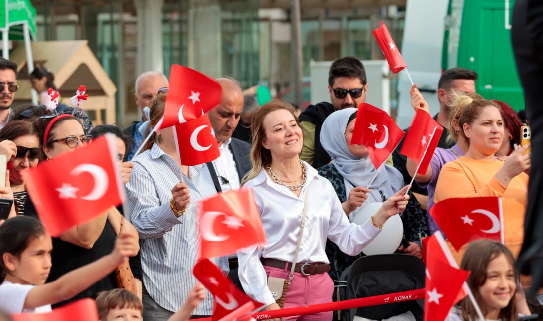 Konak’ta 23 Nisan, Konak Belediyesi’nin Karantina Meydanı’nda düzenlediği etkinliklerle kutlandı.
