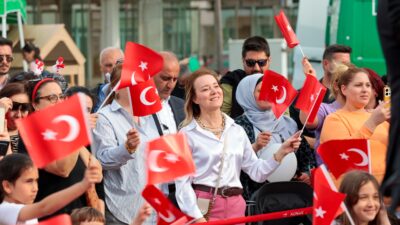 Konak’ta 23 Nisan, Konak Belediyesi’nin Karantina Meydanı’nda düzenlediği etkinliklerle kutlandı.