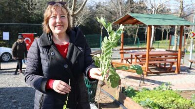 ATAŞEHİR KENT BOSTANLARININ YENİ SAHİPLERİ BELLİ OLDU Kentte yaşayan vatandaşların doğayla iç içe üretim yapmalarını amaçlayan “Kent
