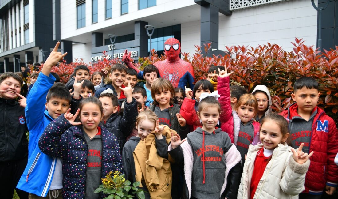FESTİVALİN AÇILIŞINA KATILAN YÜZLERCE ÇOCUK, GÖNÜLLERİNCE EĞLENDİ Ortahisar Belediyesi’nin, 23