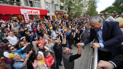 Başkan Zeydan Karalar, “Adana’ya bir kez gelen, şehrimizin tutkunu olur, bizden vazgeçemez.” Korteje katılan ve Simge konseri öncesi halka hitap eden Başkan