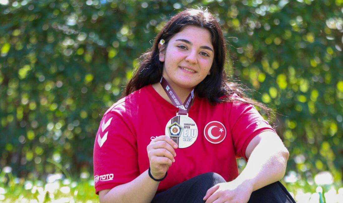 10 yaşındayken İzmir Büyükşehir Belediyesi Spor Kulübü’nün okullarda yürüttüğü sportif