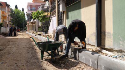 Turgutlu Belediyesi tarafından Selvilitepe Mahallesinde yol yenileme çalışmaları hızla sürüyor.
