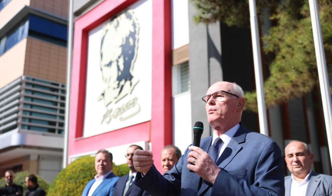 Odunpazarı Belediye Başkanı Kazım Kurt, Odunpazarı Belediyesi’nde çalışan personel ilebayramlaştı.