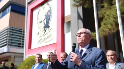 Odunpazarı Belediye Başkanı Kazım Kurt, Odunpazarı Belediyesi’nde çalışan personel ilebayramlaştı.