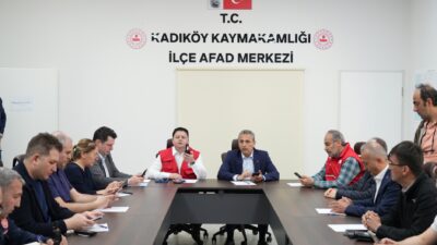 Deprem sonrası evine dönmek istemeyen Kadıköylüler geceyi parklarda ve toplanma