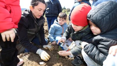 ŞEHZADELER’İN MİNİKLERİ ORMAN HAFTASI’NDA DOĞA İÇİN FİDAN DİKTİ Şehzadeler Belediyesi Çocuk Evi öğrencileri, Orman Haftası kapsamında Akgedik’ten düzenlenen