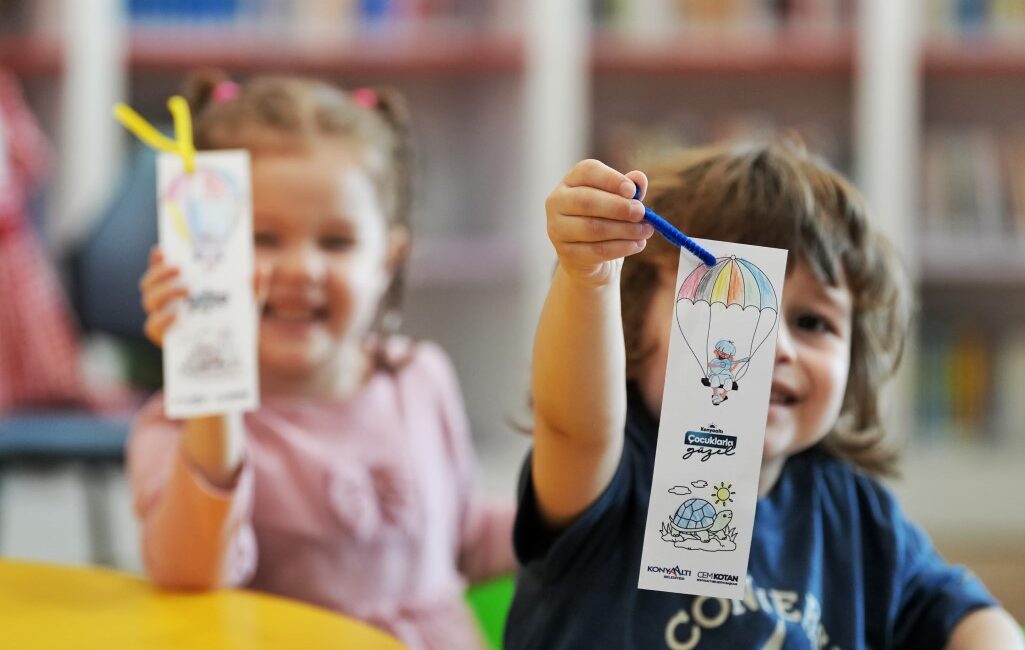 Konyaaltı Sosyal Hizmetler Merkezi’nde (KOSHİM) bulunan Konyaaltı Kütüphanesi minik misafirlerini