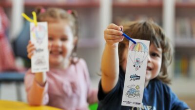 Konyaaltı Sosyal Hizmetler Merkezi’nde (KOSHİM) bulunan Konyaaltı Kütüphanesi minik misafirlerini