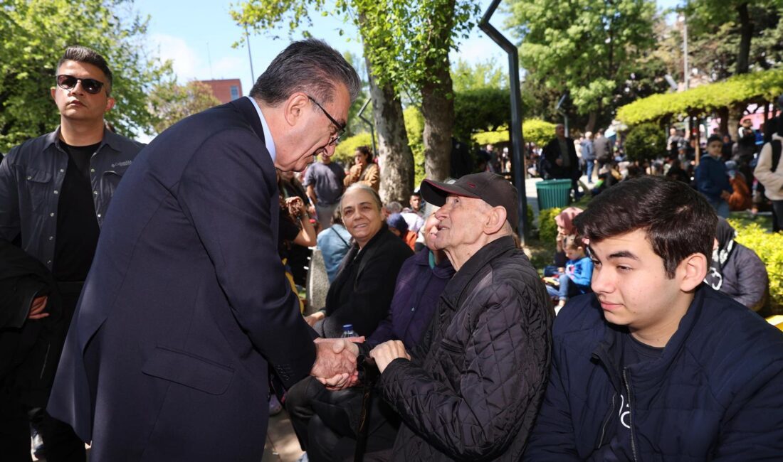İstanbul’da meydana gelen depremin ardından Bayrampaşa’da vatandaşlar park ve açık