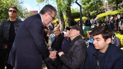 İstanbul’da meydana gelen depremin ardından Bayrampaşa’da vatandaşlar park ve açık