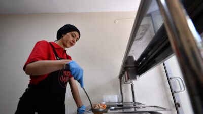 Balıkesir’in 4 mahallesinde “Yakın Mutfak” hizmet vermeye başladı Yakın Mutfak’ta 3 çeşit yemek 30 TL Zorlu ekonomik koşullarda