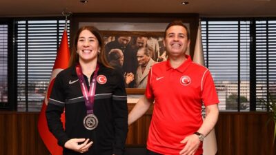 Başkan Akın’dan milli sporcuya sıcak karşılama Milli gururumuz Yasemin’den Başkan Akın’a ziyaret Balıkesir Büyükşehir Belediye Başkanı