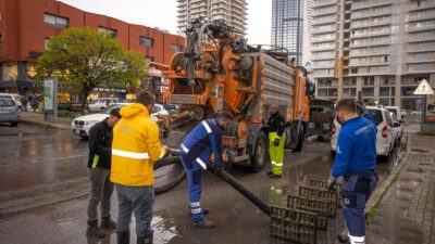 İzmir Büyükşehir Belediyesi İZSU Genel Müdürlüğü ekipleri dün geceden beri