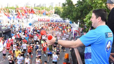 KADIKÖY CADDE 10K-21K KOŞULARI İÇİN GERİ SAYIM BAŞLADI KOŞU ÖNCESİ CADDEBOSTAN'DA FESTİVAL COŞKUSU
